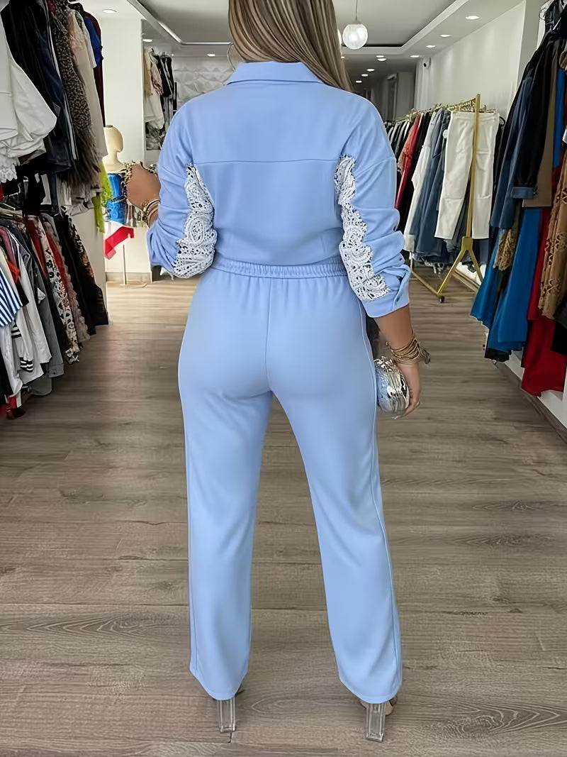 Ensemble deux pièces avec col, détails de boutons sur le devant, comprenant un haut et un pantalon à taille élastique avec cordon de serrage.